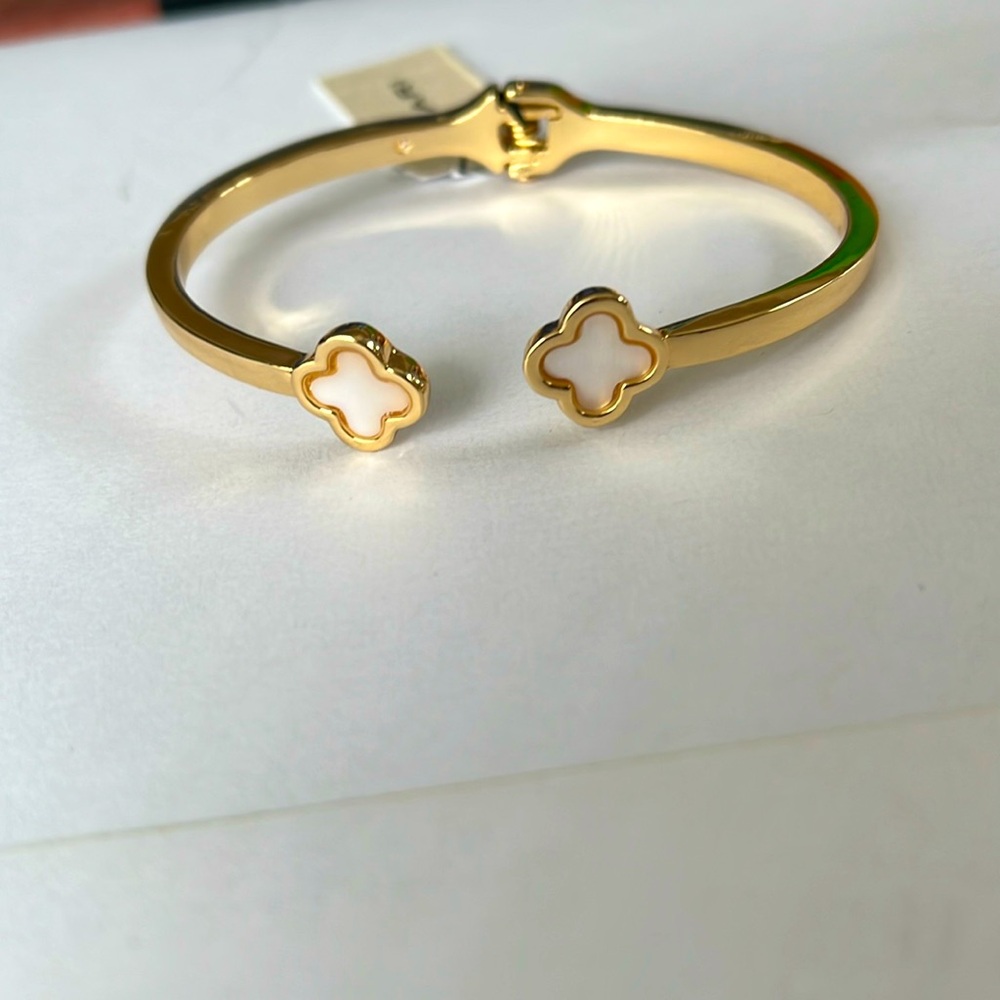Tahari bangle bracelet in Clover style. NWT